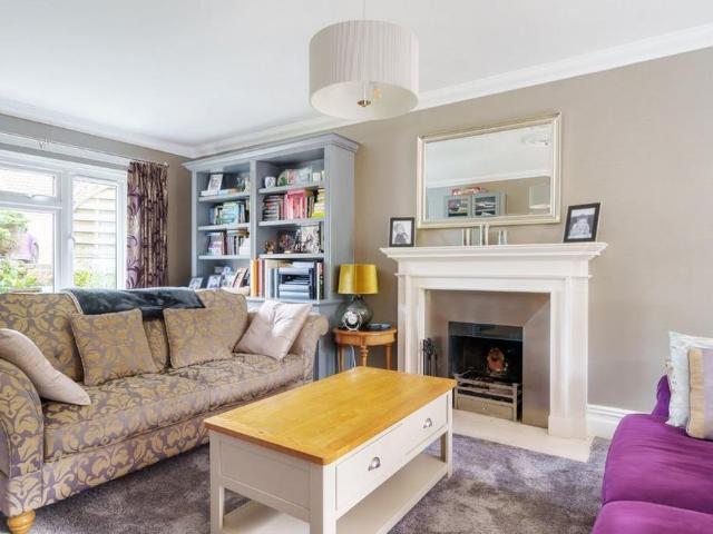 5 bedroom detached house to rent
