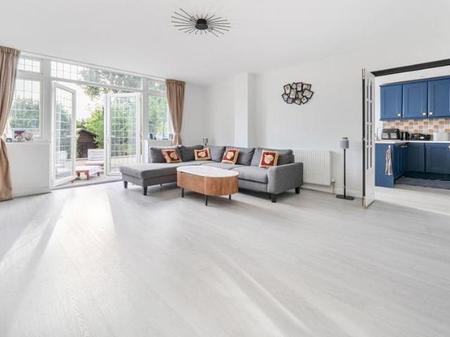 5 bedroom detached house to rent