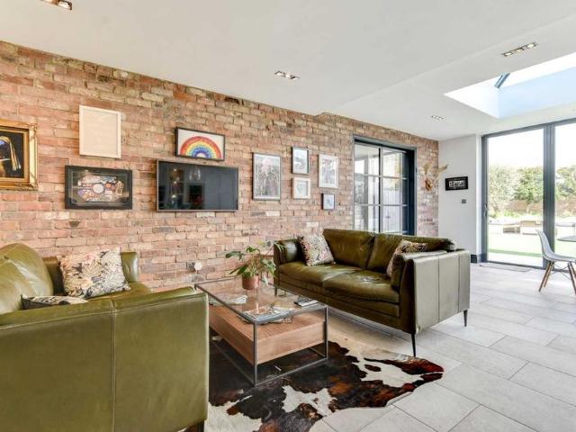 5 bedroom detached house to rent
