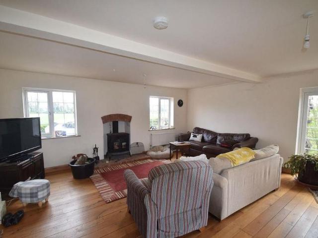 5 bedroom detached house to rent