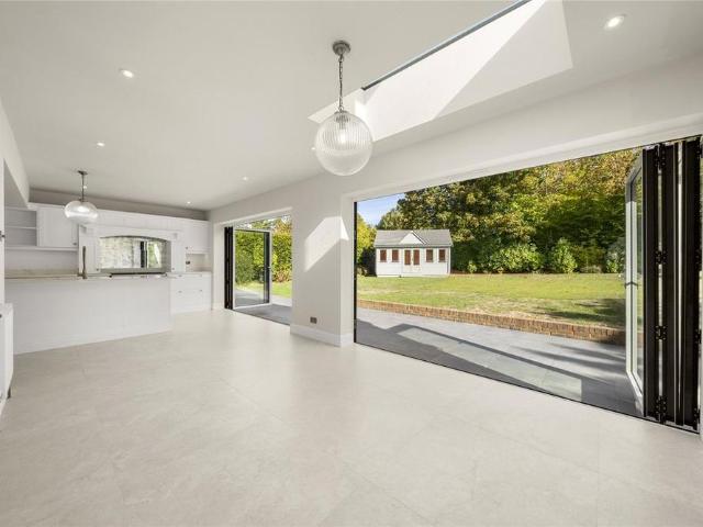 5 bedroom detached house to rent