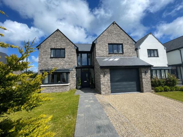 5 bedroom detached house to rent