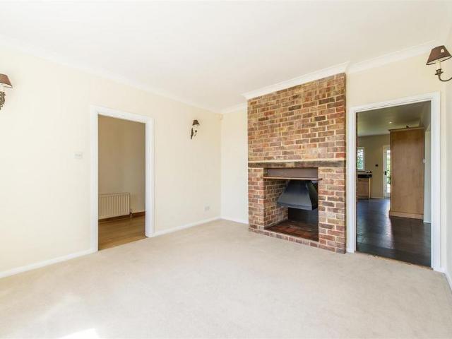 5 bedroom detached house to rent