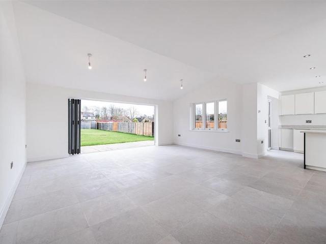 5 bedroom detached house to rent