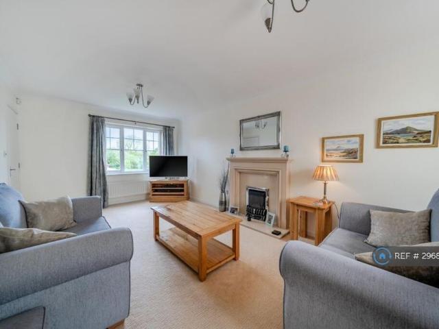 5 bedroom detached house to rent