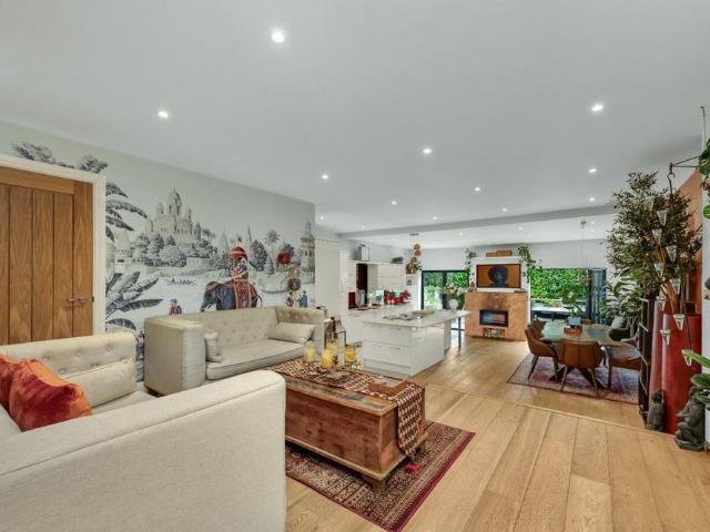 5 bedroom detached house to rent