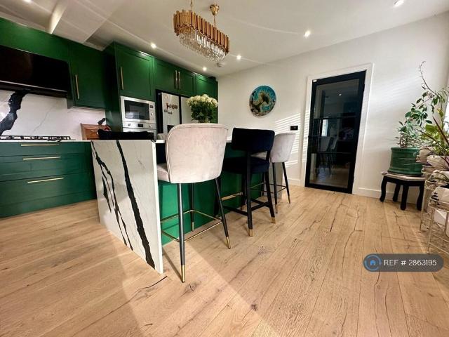 5 bedroom detached house to rent