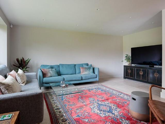 5 bedroom detached house to rent