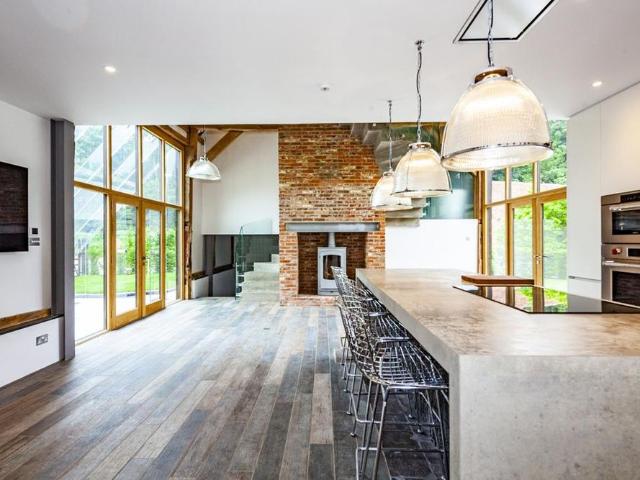 5 bedroom detached house to rent