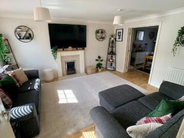 5 bedroom detached house to rent