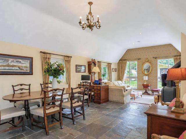 5 bedroom detached house to rent