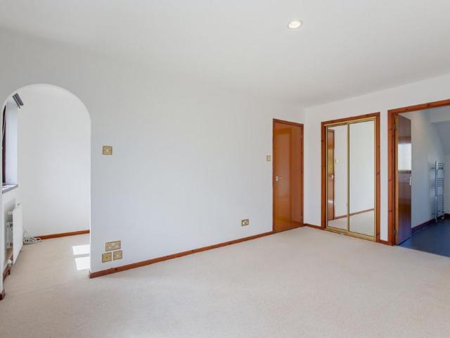5 bedroom detached house to rent