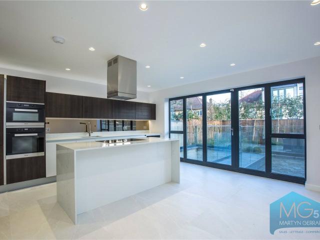 5 bedroom Detached House to rent