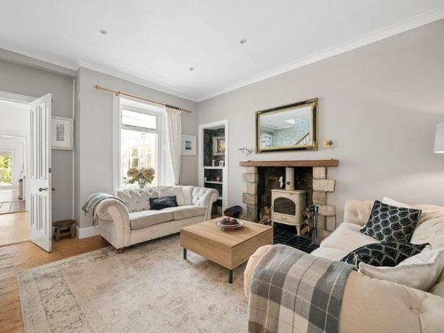 5 bedroom detached house to rent