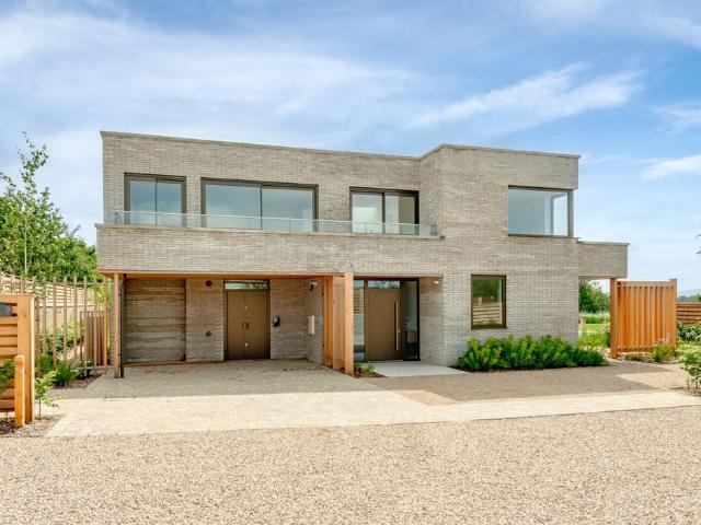 5 bedroom detached house to rent