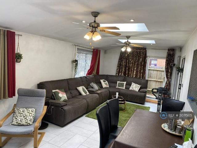 5 bedroom detached house to rent