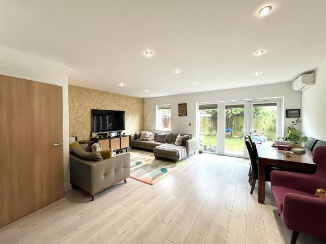 5 bedroom detached house to rent