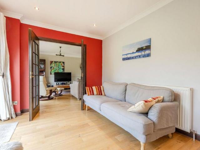 5 bedroom detached house to rent