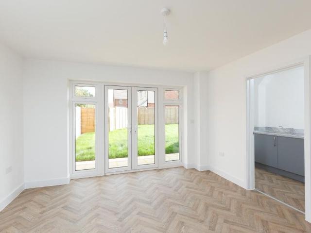 5 bedroom detached house to rent