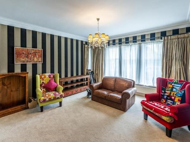 5 bedroom detached house to rent