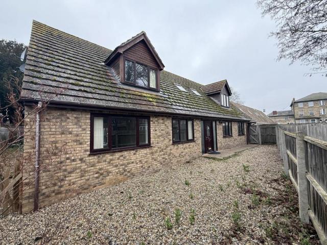 5 bedroom detached house to rent