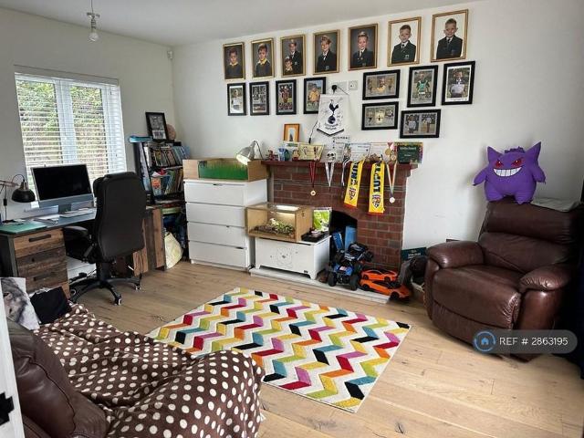 5 bedroom detached house to rent
