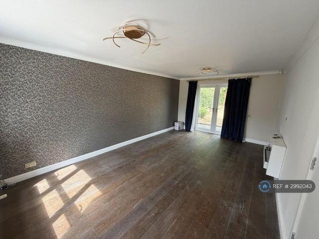 5 bedroom detached house to rent