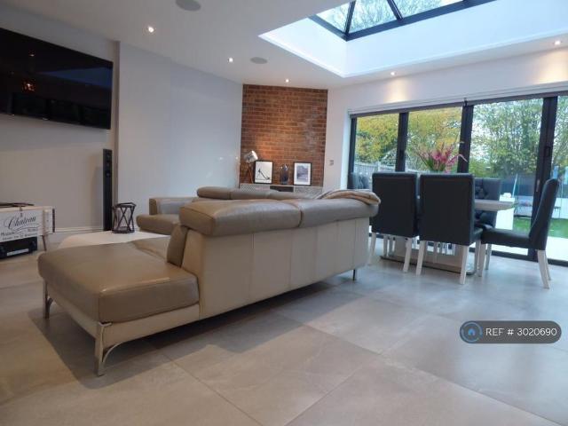 5 bedroom detached house to rent