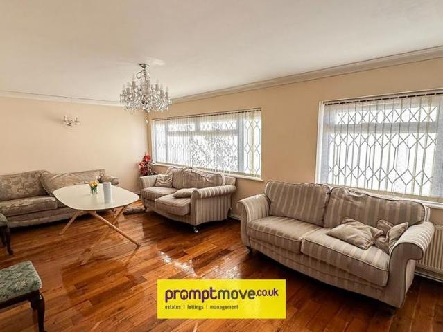 5 bedroom detached house to rent