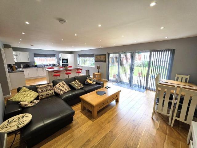 5 bedroom detached house to rent