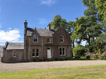 5 bedroom detached house to rent