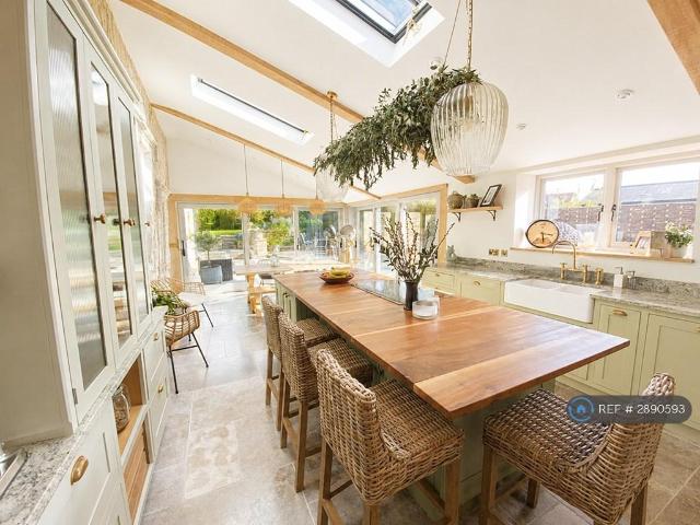 5 bedroom detached house to rent