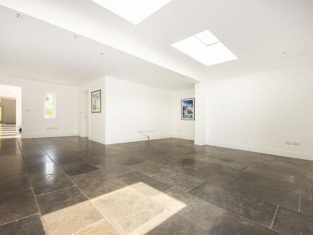 5 bedroom detached house to rent
