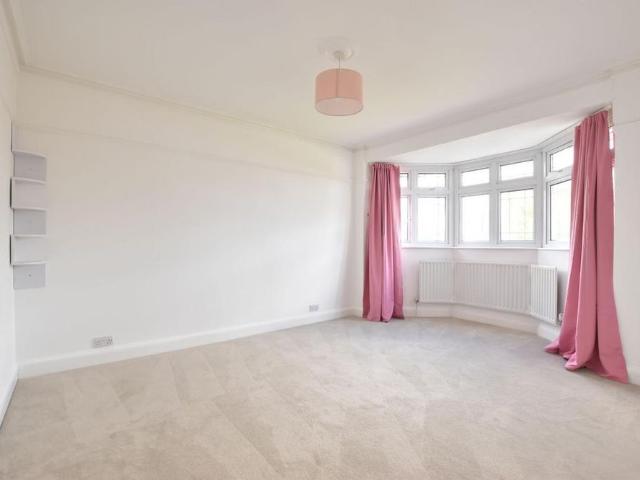 5 bedroom detached house to rent