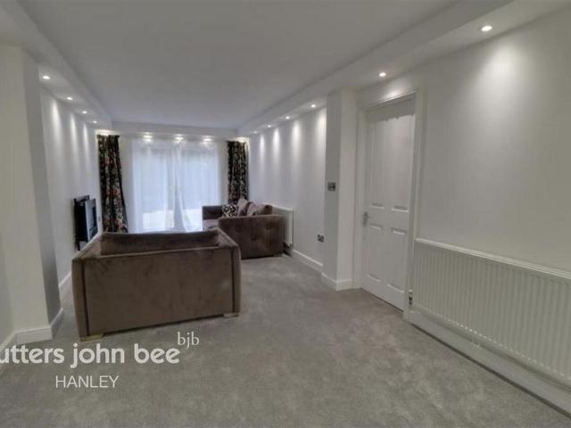 5 bedroom detached house to rent