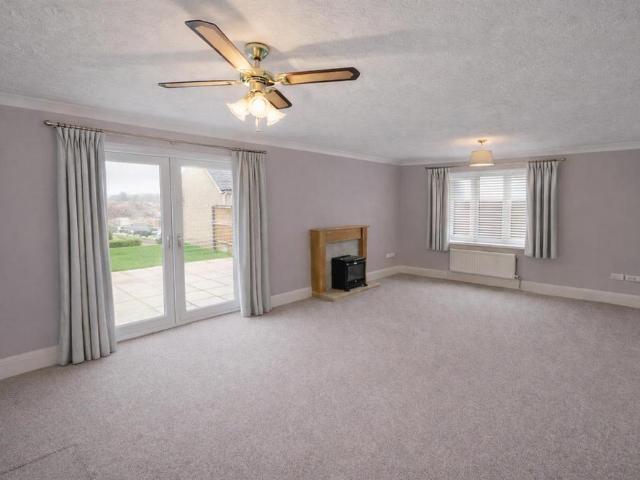 5 bedroom detached house to rent