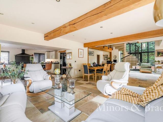 5 bedroom detached house to rent