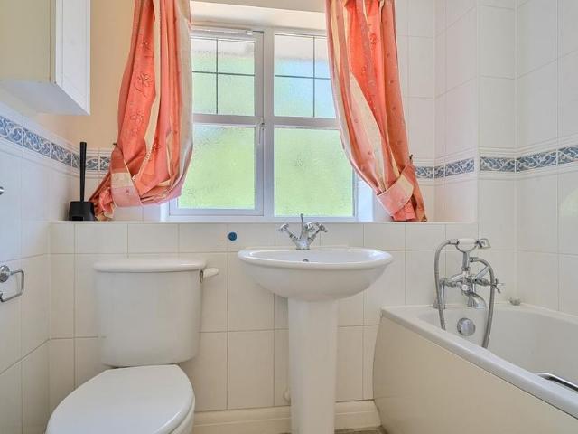 5 bedroom detached house to rent