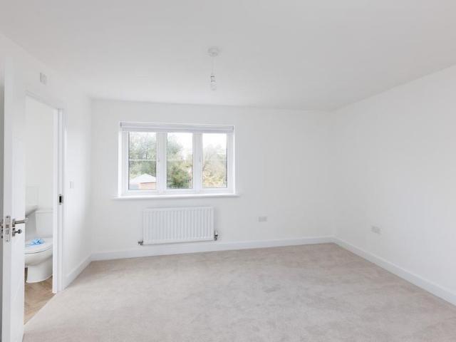 5 bedroom detached house to rent