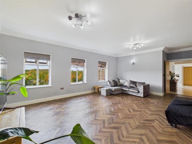 5 bedroom detached house to rent