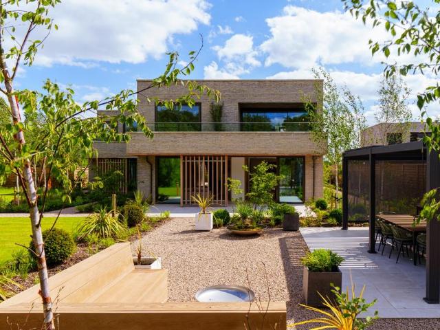 5 bedroom detached house to rent