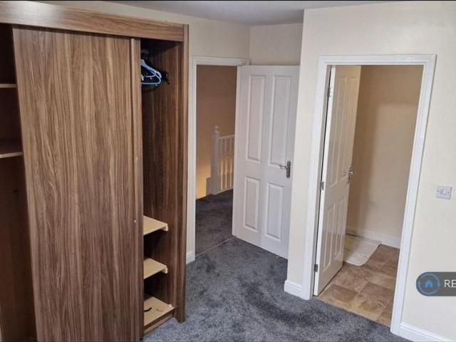 5 bedroom detached house to rent