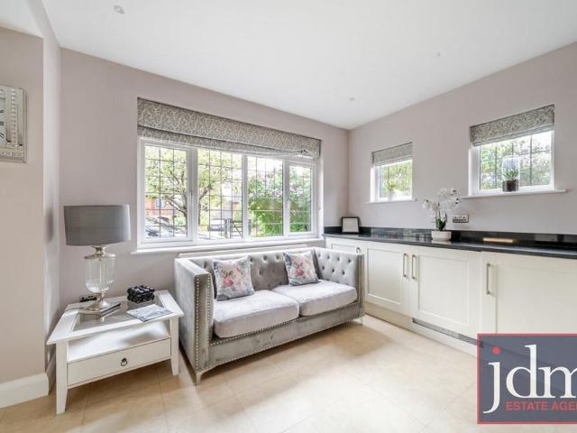 5 bedroom detached house to rent
