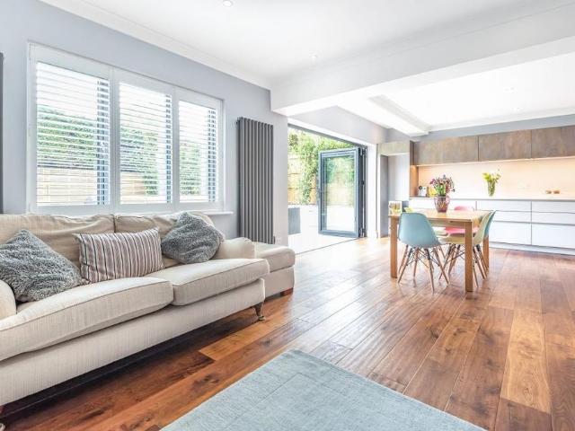 5 bedroom detached house to rent