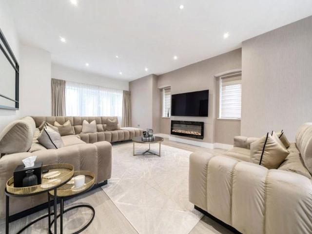 5 bedroom detached house to rent