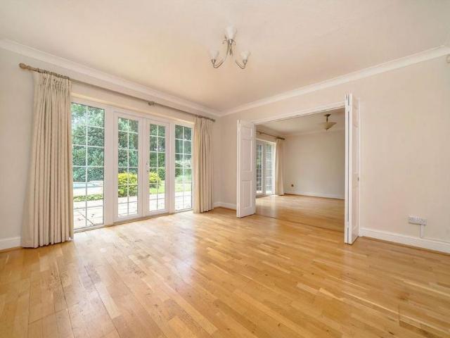 5 bedroom detached house to rent
