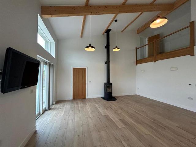 5 bedroom detached house to rent