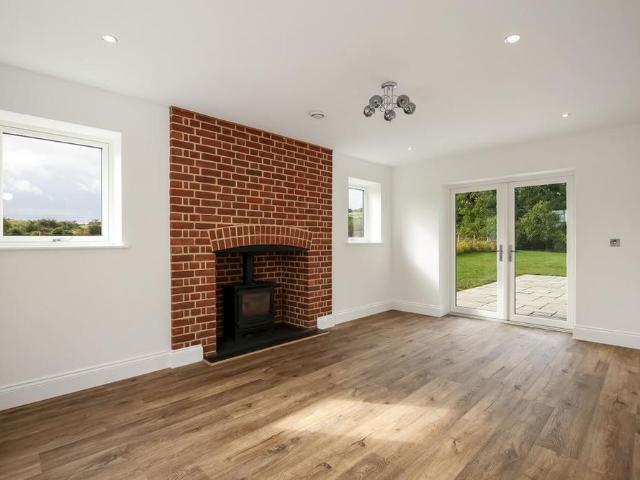 5 bedroom detached house to rent