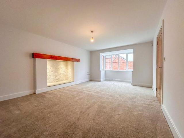5 bedroom detached house to rent