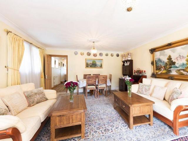 5 bedroom detached house to rent